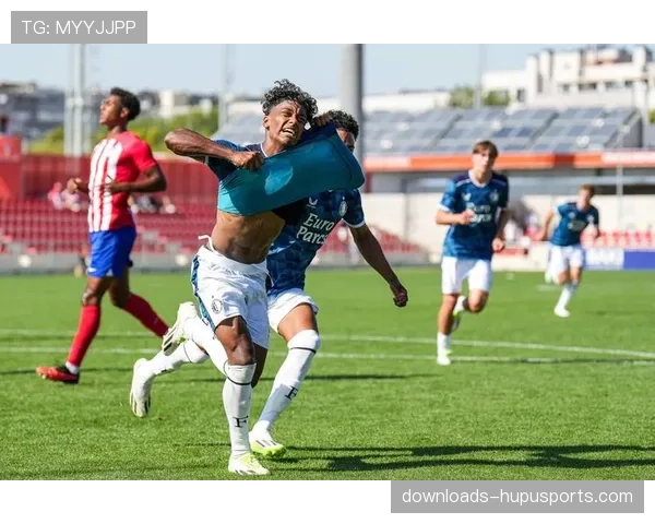 特写:看台上的球探,频繁记录着乌迪内斯边锋在转换中的冲刺数据 特写:看台上的球探,频繁记录着乌迪内斯边锋在转换中的冲刺数据